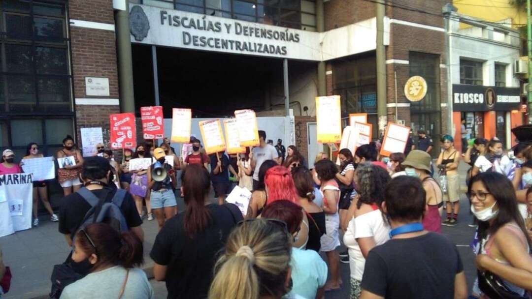 Florencio Varela: Manifestantes piden justicia  por víctimas de violación y femicidio de Paula y Marina