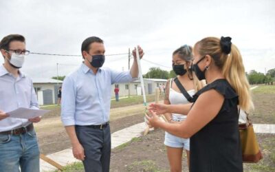 Agustín Simone y  Andrés Watson  entregaron 50 viviendas a familias varelenses