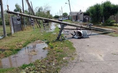 Postes de luz caídos tras el temporal en Varela: Un problema de décadas