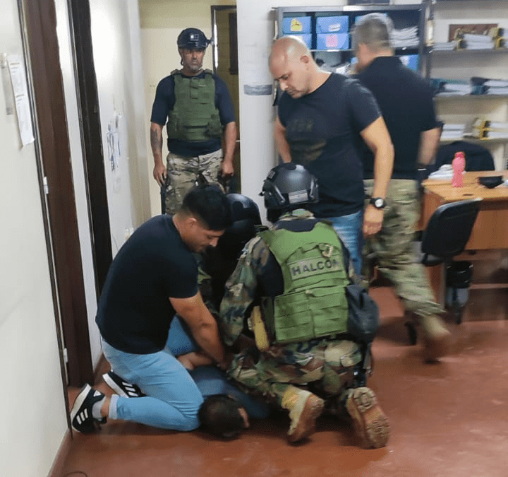 Toma de rehenes en Defensoría: El agresor que amenazó con un cuchillo a 2 empleados fue detenido