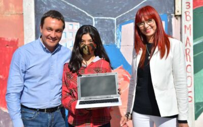 Andrés Watson entregó netbooks del Plan Federal “Juana Manso” a alumnos varelenses