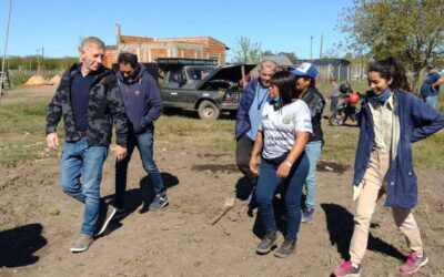 Entrega de kits de trabajo para huertas comunitarias.