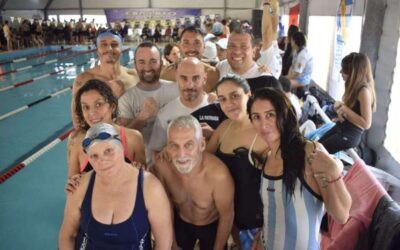 Podio para miembros del combinado local de natación