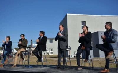 Andrés Watson y Axel Kicillof entregaron viviendas a familias varelenses