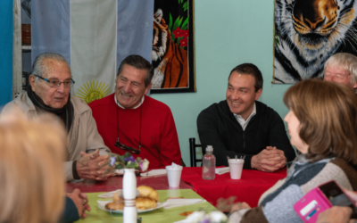 Andrés Watson  con los adultos mayores