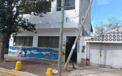 Se cayó un poste de luz en la puerta de la escuela 29 en el Cruce Varela