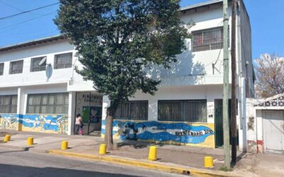 Secundaria 29: Cayó el techo, hirió a una trabajadora y lo ataron con alambre
