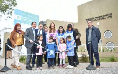 En Florencio Varela, Victoria Tolosa Paz y Andrés Watson inauguraron un el edificio para el Jardín municipal Nº8 y entregaron equipamiento y maquinarias