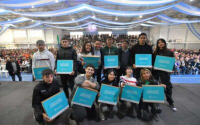 Andrés Watson y Axel Kicillof entregaron 2150 netbooks a estudiantes varelenses