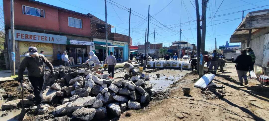 San Rudecindo: Vecinos arreglan calles ante la falta de respuestas