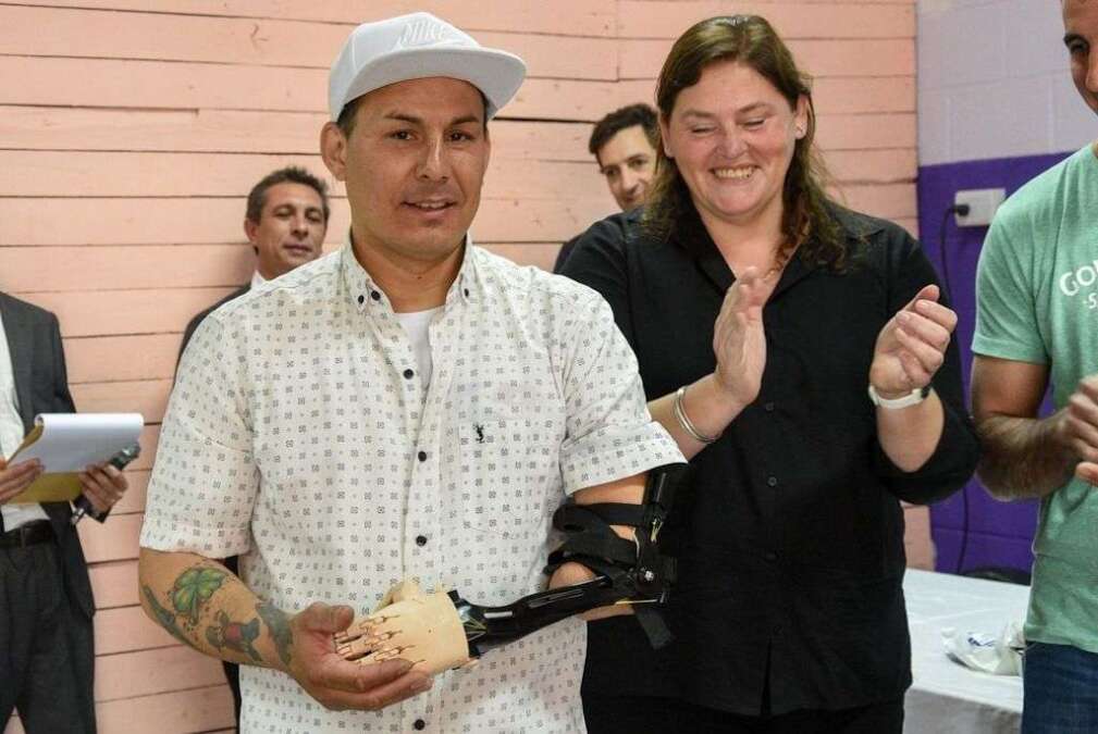 En una cárcel de Florencio Varela elaboraron una prótesis para un brazo en 3D en beneficio de un mecánico