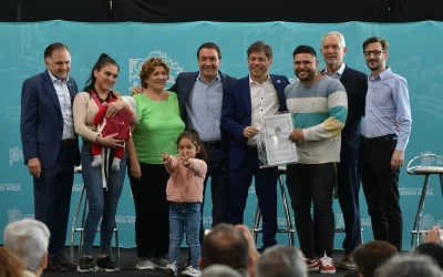 Axel Kicillof entregó escrituras a familias varelenses