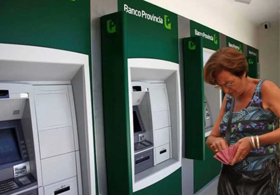 Los jubilados y pensionados bonaerenses comienzan a cobrar el martes 30