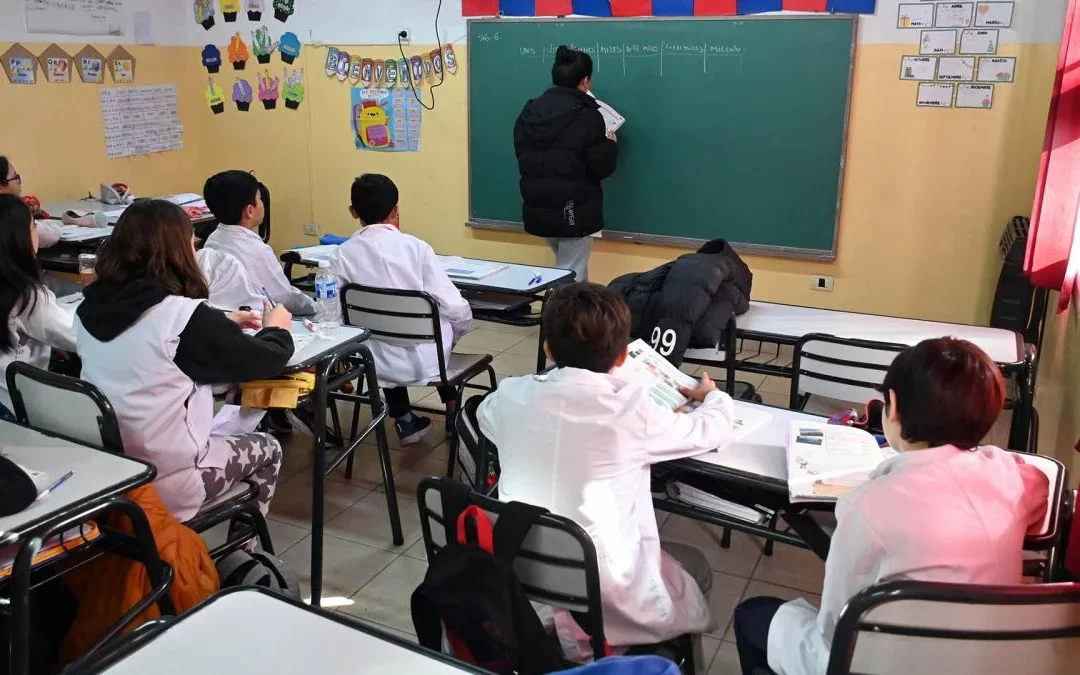 A días del inicio de clases el Gobierno evalúa declarar la educación «servicio esencial»
