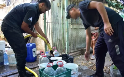 El Municipio de Varela distribuye agua en barrios afectados por la falta del vital elemento