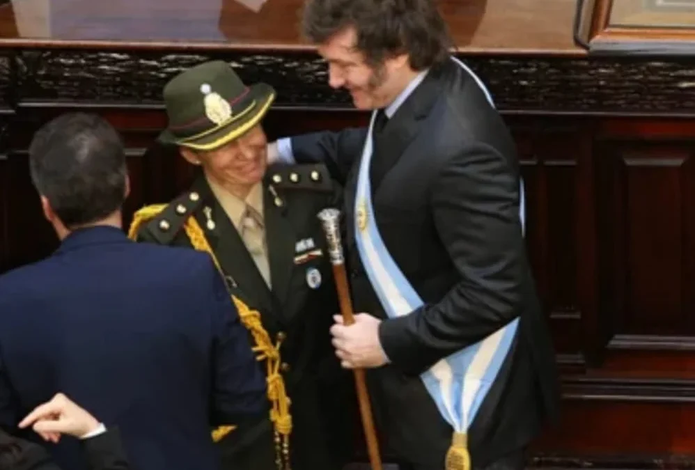 Euforia libertaria, cánticos y un puñado de caras largas en una apertura que quedará en la historia