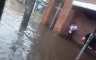 VIDEO. Alumnos salen de clases en medio de las inundaciones en Villa Vatteone