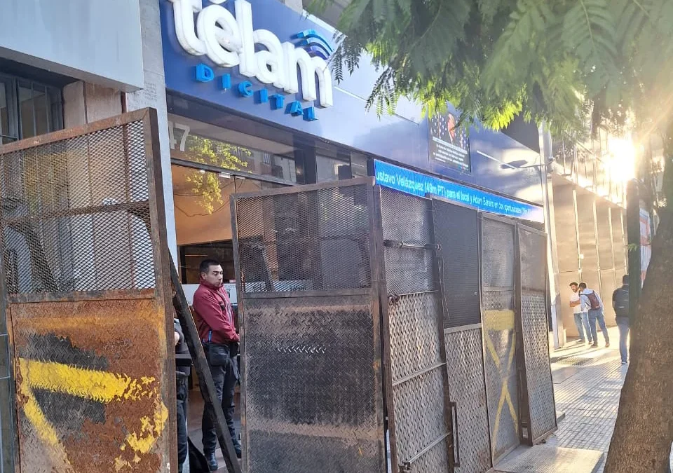 El Gobierno avanzó con el cierre de Télam: vallado, licencias y suspensión de la web