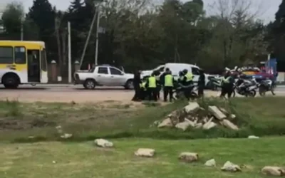 VIDEO: Tremenda agresión de agentes de la guardia comunal a motociclista