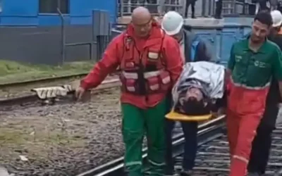 Alerta por el aumento de suicidios: Rescatan a un hombre que se arrojó a las vías del tren en Caballito: