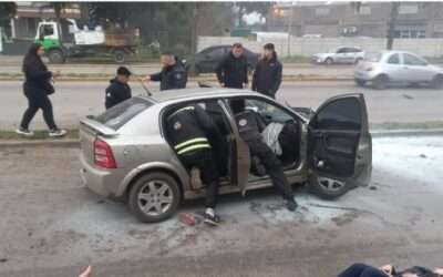 Un conductor perdió el control del auto y chocó contra un árbol en 5 Esquinas