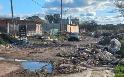 Una calle llena de basura impide la circulación de vehículos