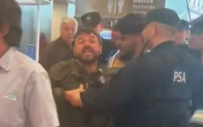 Juan Grabois fue escrachado en el Aeropuerto de Ezeiza y reaccionó: «¿A quién le robé?»