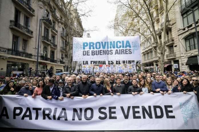 Kicillof se sumó a la protesta contra el veto jubilatorio junto a varios dirigentes bonaerenses