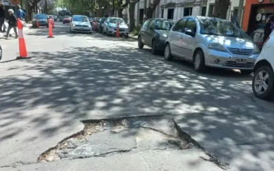 PELIGRO. Un bache puede provocar accidentes