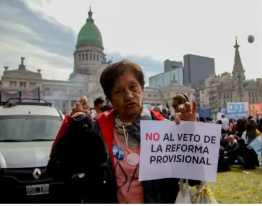 Tensión e incidentes frente al Congreso tras la confirmación del veto de Milei a la ley de movilidad jubilatoria