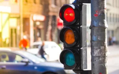 La multa por pasar un semáforo en rojo ya cuesta lo mismo que el alquiler de un monoambiente