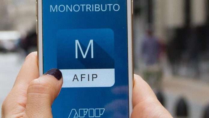 Monotributistas: podrán emitir comprobantes de facturas desde celulares y computadoras