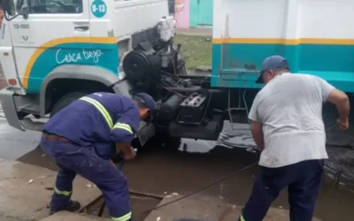 Cuadrillas del Municipio de Florencio Varela realizan tareas de saneamiento hidráulico ante una alerta por tormentas