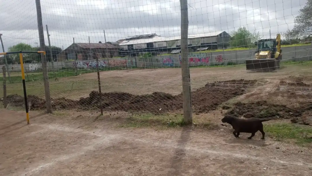 SAN EDUARDO: Denuncian destrucción de cancha de fútbol barrial y solicitan intervenga el intendentee