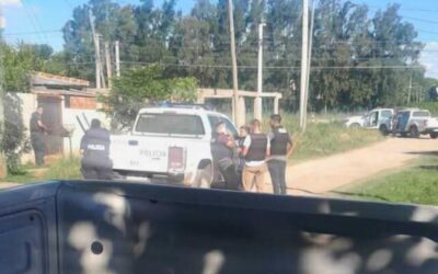 Fuerte operativo policial en Bosques: Un hombre armado se atrincheró tras intentar robar una casa y le disparó a la policía