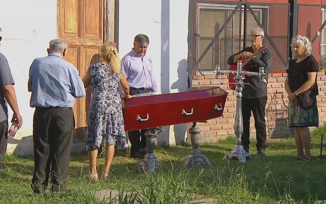 El último triste adiós a Paloma:  El padre cantó junto al féretro e insistió con la hipótesis de una violación