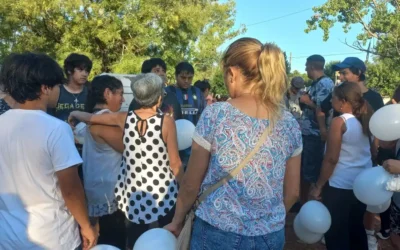 Bajo la consigna “Despedida con Amor” con velas y suelta de globos se realizó un emotivo homenaje a una semana del doble crimen de los adolescentes