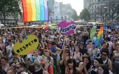 El colectivo LGTBIQ+ marcha a Plaza de Mayo en rechazo del discurso de Javier Milei contra la diversidad