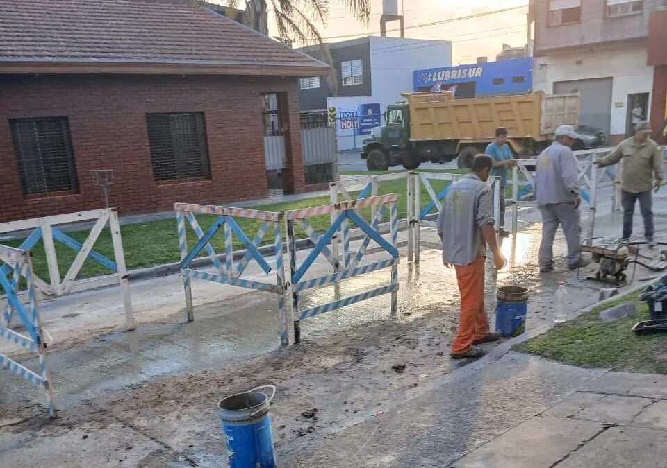 Repararon un pozo grande en una calle del  Cruce Varela que complicaba la circulación