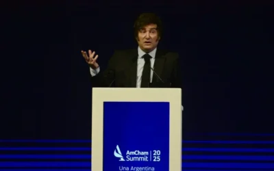 «Perdón, tengo la garganta tomada, pero el fin de semana pasaron cosas»: la chanza de Javier Milei