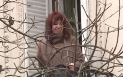 Cristina Kirchner salió nuevamente al balcón y arengó a la militancia: “¡Vamos a volver!”
