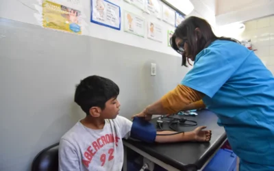 Revisiones médicas gratuitas a jóvenes futbolistas en Villa Angélica