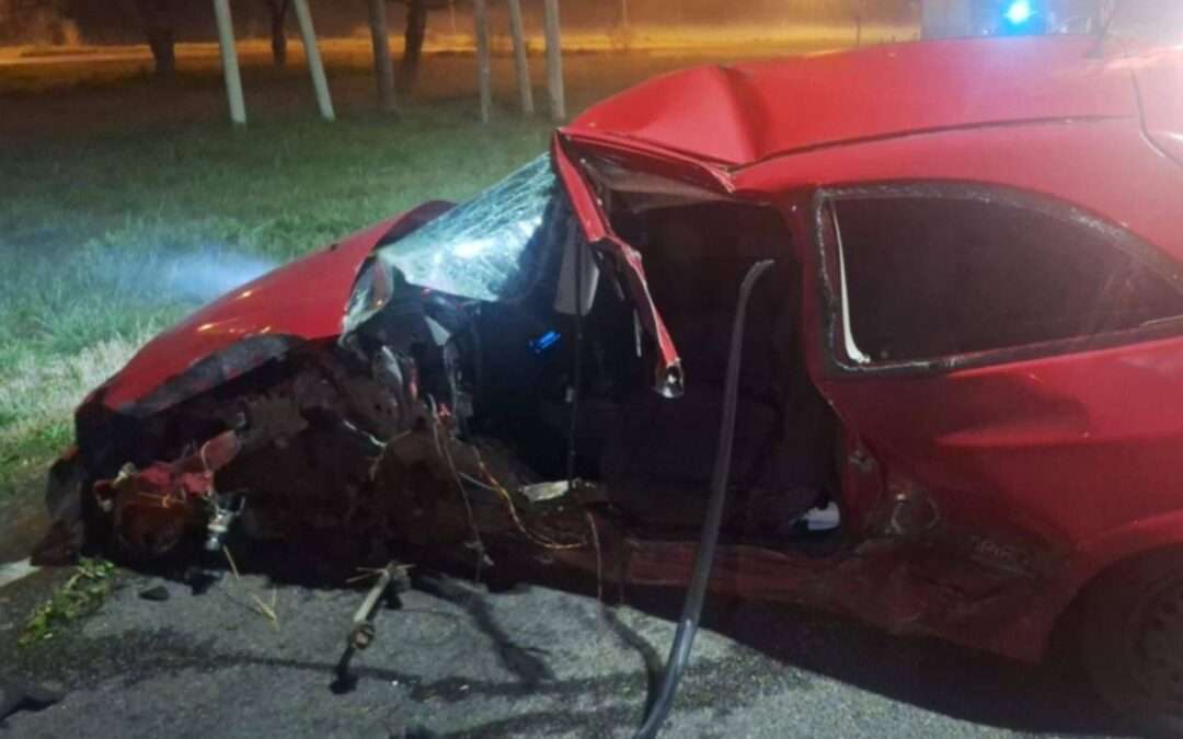 Un sargento de la Policía murió tras chocar su auto contra un poste en Camino Centenario