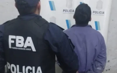 Detuvieron a un motociclista que circulaba sin casco, pero iba armado y con cocaína