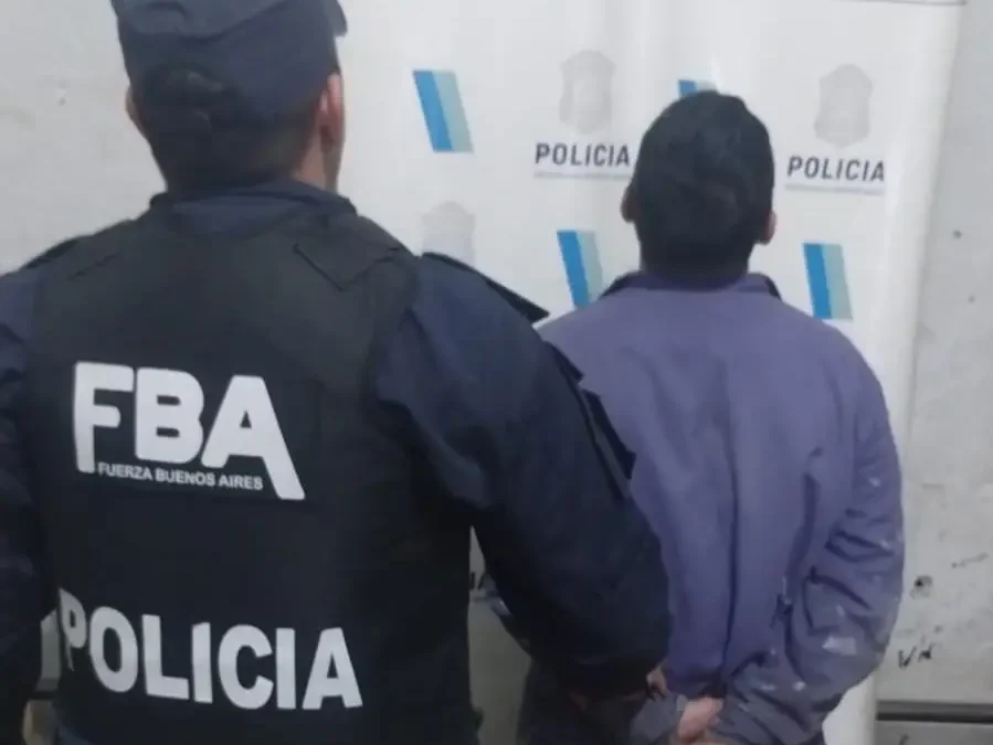 Detuvieron a un motociclista que circulaba sin casco, pero iba armado y con cocaína