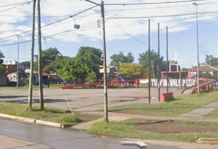 Un joven fue baleado en plena Plaza Mailín en el barrio Santo Tomás