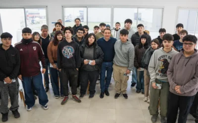 Andrés Watson y estudiantes varelenses analizaron el beneficio de enlazar el ámbito educativo con el laboral