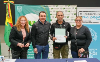 Andrés Watson firmó 50 escrituras de viviendas para vecinos de Florencio Varela
