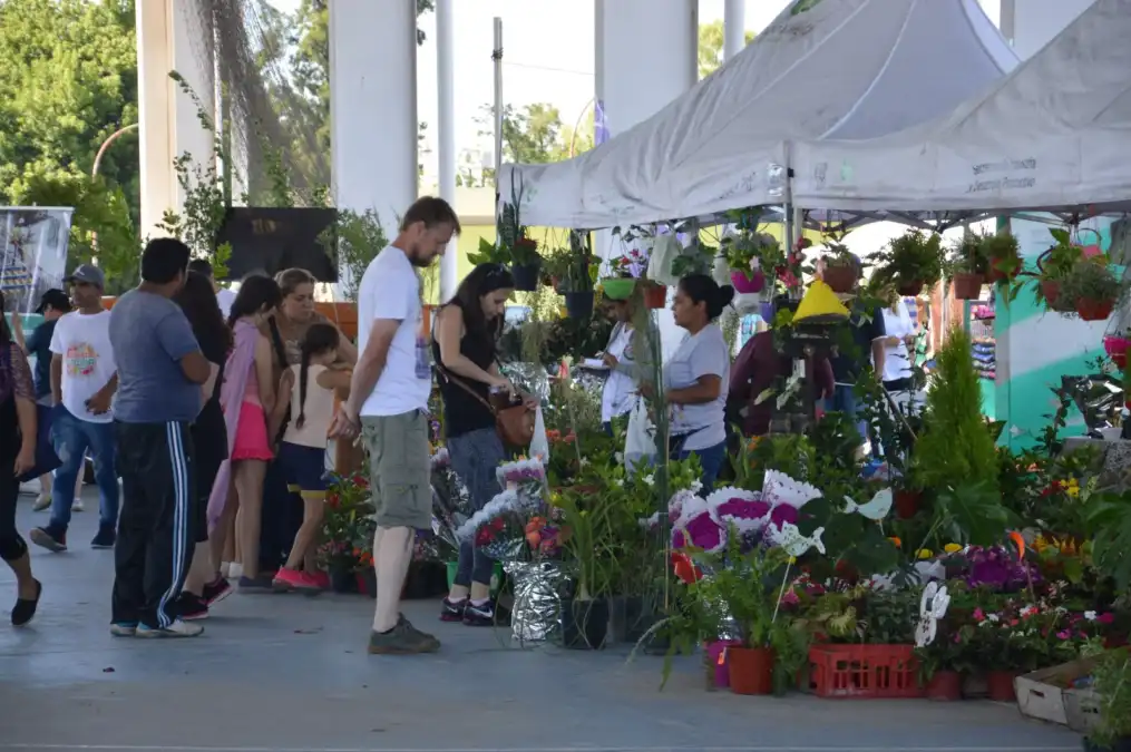 Primavera en la jornada de promoción florícola en Florencio Varela