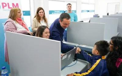 Acceso Gratuito al Transporte Público: El intendente Watson entregó 350 Pases Libres para  vecinos de Florencio Varela
